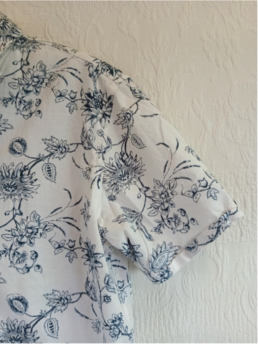 Howe Casual Button Down Shirt, Size L, White and Blue Floral breezy lightweight - Picture 3 of 8